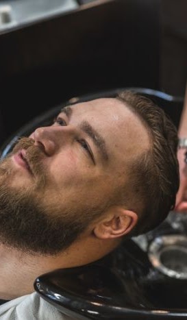 Barbeiro finalizando o atendimento