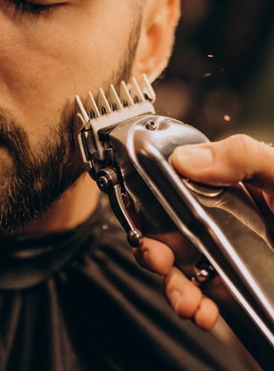 Barbeiro fazendo acabamento