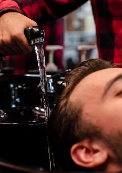 Tesoura e pente em uso durante o corte