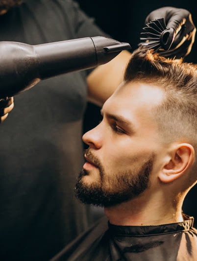 Barbeiro alinhando o penteado